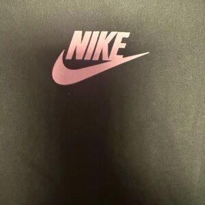 Ladies Nike Dri-Fit long sleeve tshirt size small
Black shirt Nike in lavender